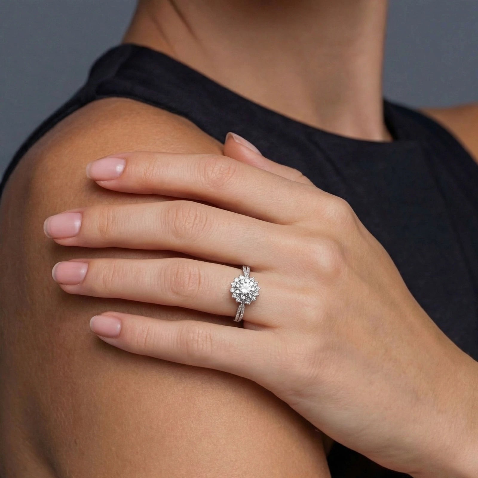 Anello Halo Stellare con Moissanite | FISÒ Gioielli